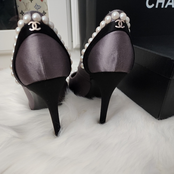 SOLD 🌸🌸 CHANEL Pearl & Satin Pumps - Picture 6 of 14